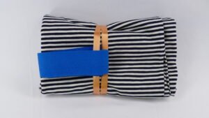 Pack slip avec tissu finement rayé noir et blanc avec élastique bleu