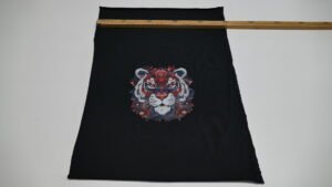 Très beau Panneau jersey de coton noir "tigre red" est idéal pour la réalisation de vêtements originaux! créations Lubilines exculives